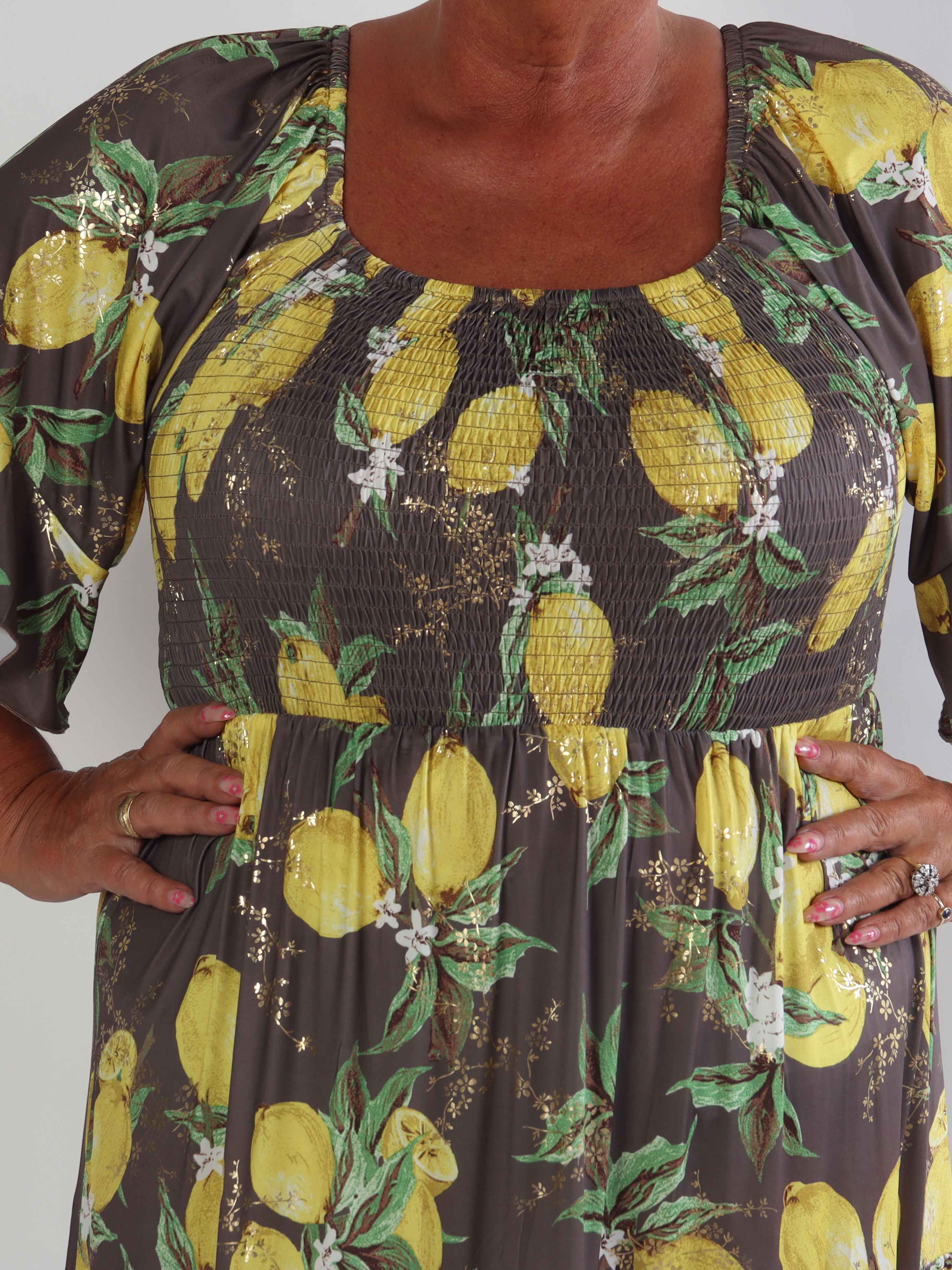 Elna Lemon - Lang elastisk plus size kjole med citroner og smock over brystet